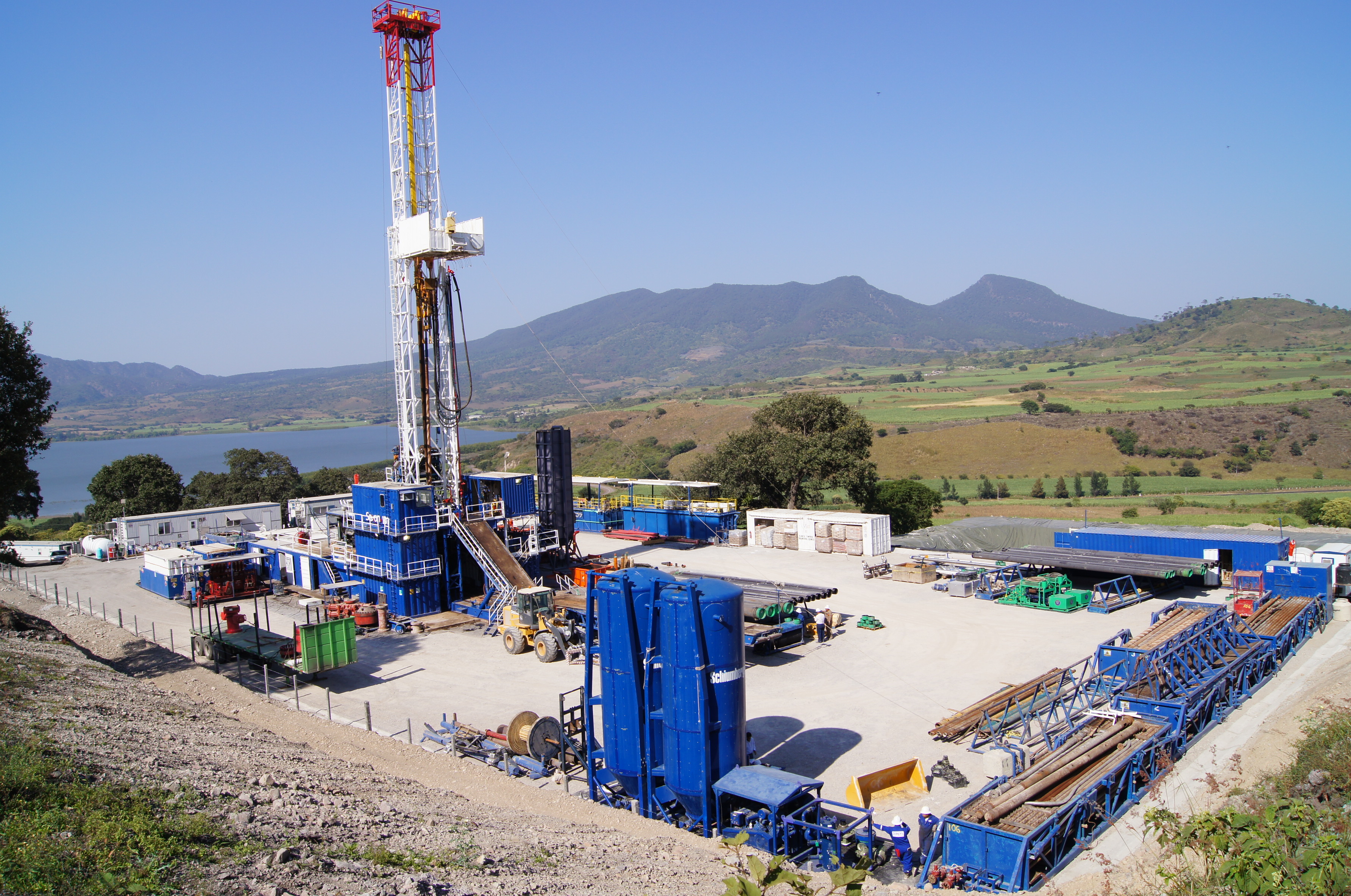 Proyecto de central eléctrica en etapa de montaje industrial